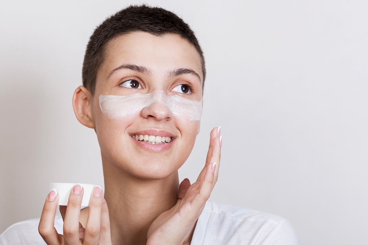 Orientaciones Clave para el Cuidado de la Piel en el Hogar - La Importancia de la Dermatolog&iacute;a en Adultos: Cuidado Personalizado para Cada Edad